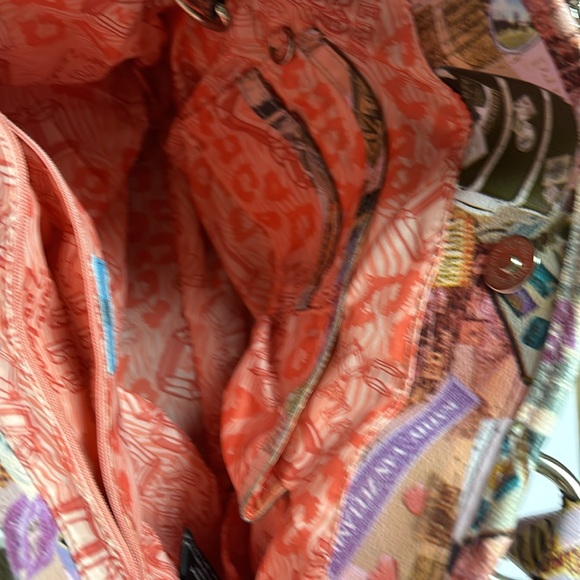 A purse with New York scenery on it - Picture 3 of 7